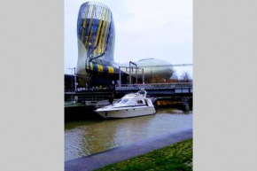 Bâteau cocoon au bassin des lumières